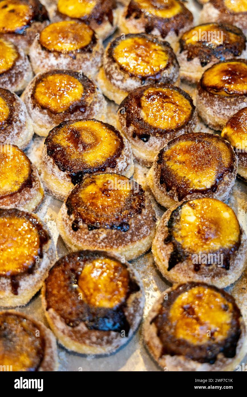 Creme Brulee Donuts in der Bread Ahead Bäckerei in Borough Market, London, England Stockfoto