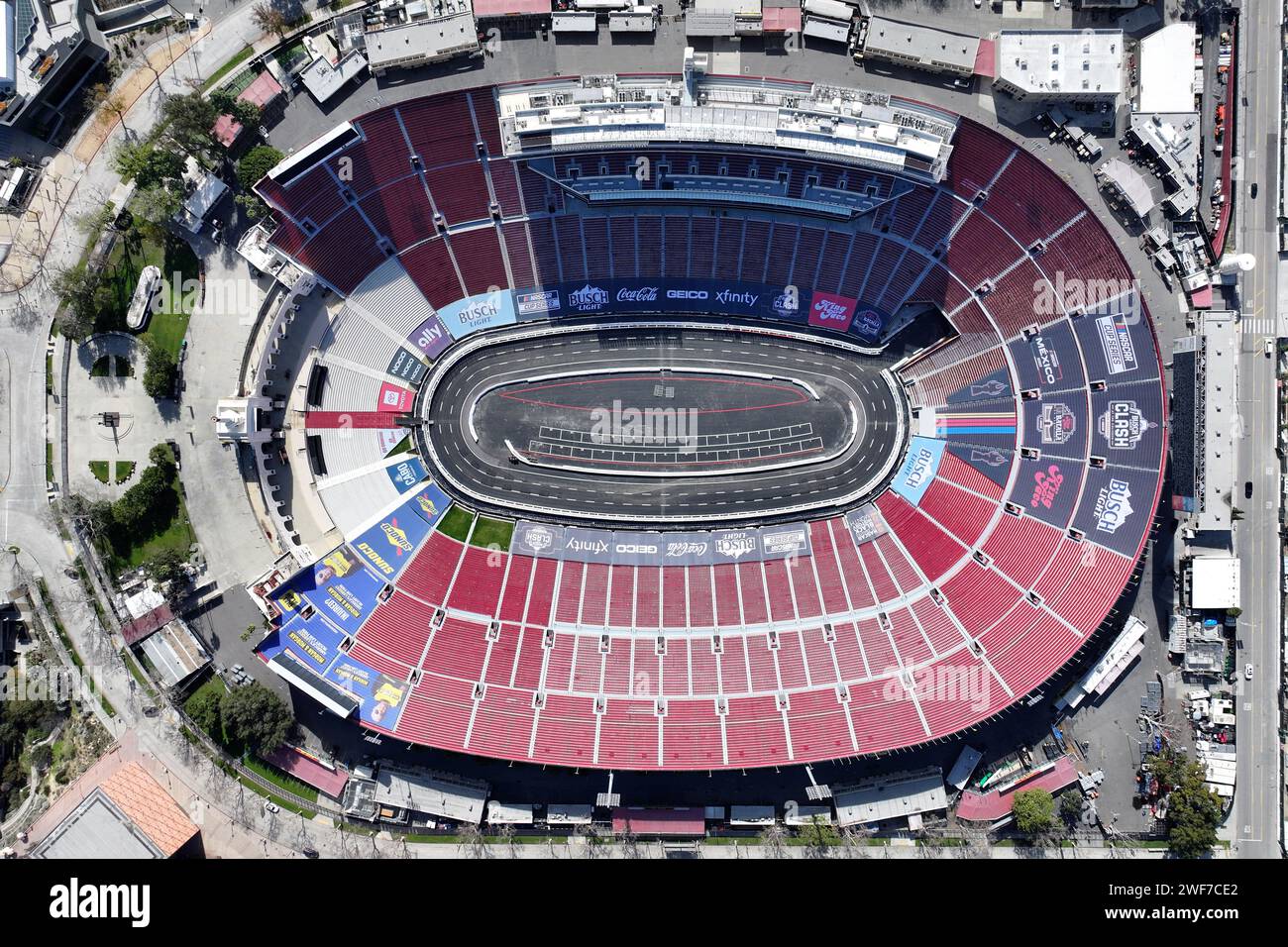 Eine allgemeine Gesamtansicht der provisorischen Asphaltrennbahn am Los Angeles Memorial Coliseum, Sonntag, 28. Januar 2024, vor dem NASCAR Busch Light Clash am Coliseum. Stockfoto