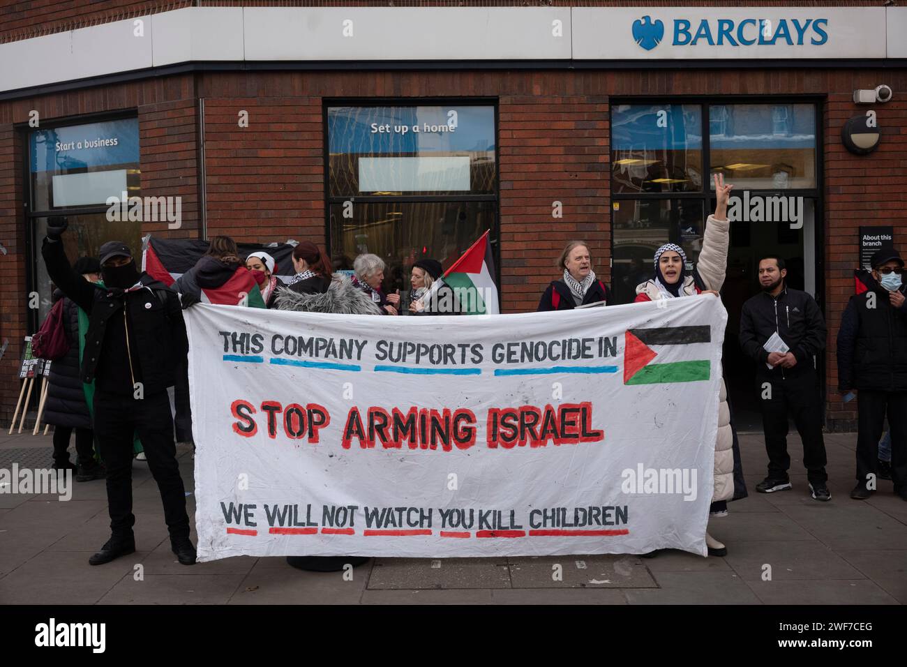 Aktionstag für Palästina – stoppt die Bewaffnung Israels – Demonstranten rufen dazu auf, die Filiale der Barclays Bank in East London zu boykottieren, Whitechapel, Tower Hamlets, Stockfoto