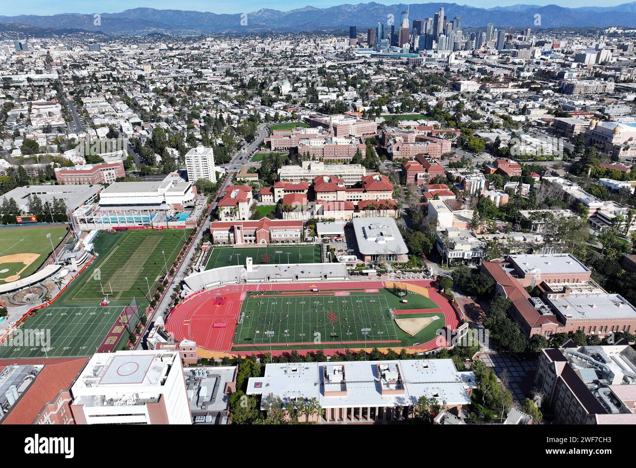 Eine allgemeine Luftaufnahme des Loker Track and Field Stadium und Allyson Felix Field auf dem Campus der University of Southern California, Sonntag, 28. Januar 2024, in Los Angeles. Stockfoto