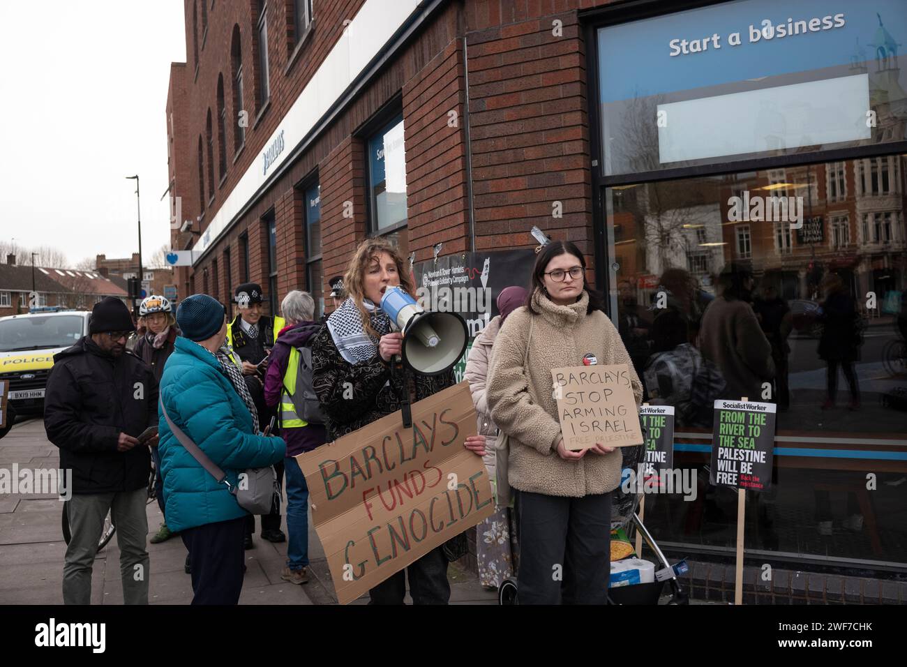 Aktionstag für Palästina – stoppt die Bewaffnung Israels – Demonstranten rufen dazu auf, die Filiale der Barclays Bank in East London zu boykottieren, Whitechapel, Tower Hamlets, Stockfoto