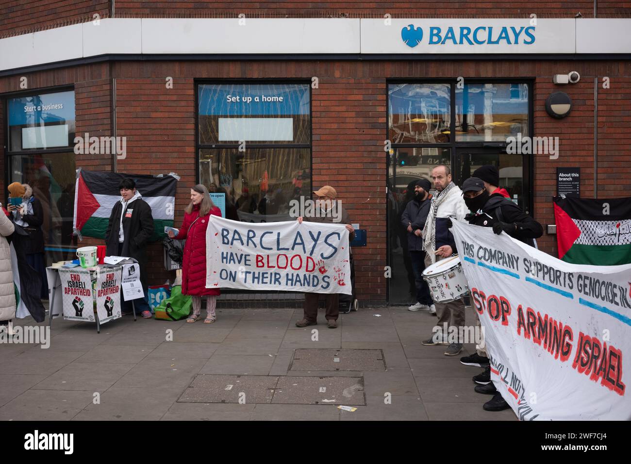 Aktionstag für Palästina – stoppt die Bewaffnung Israels – Demonstranten rufen dazu auf, die Filiale der Barclays Bank in East London zu boykottieren, Whitechapel, Tower Hamlets, Stockfoto