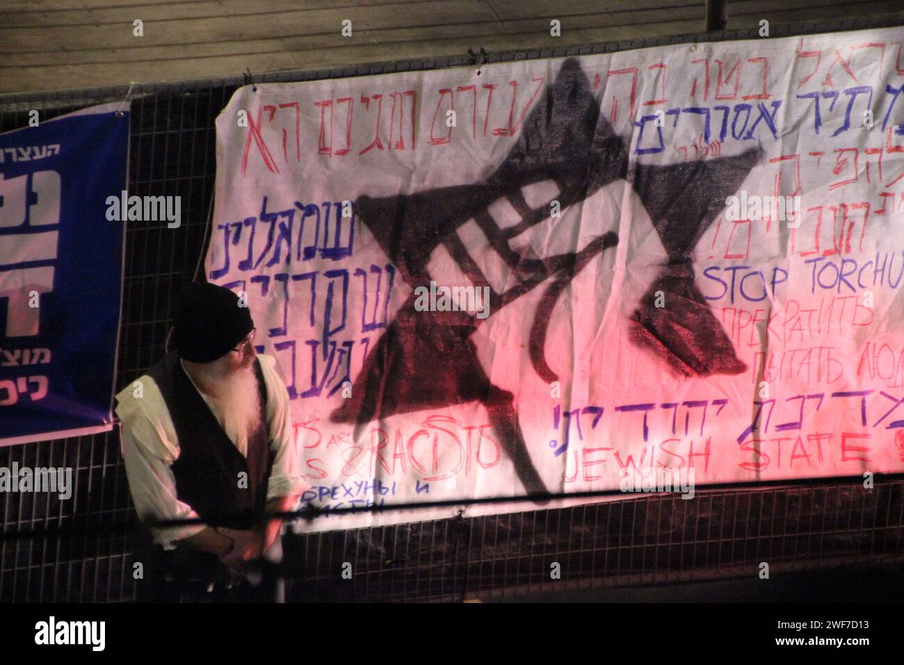 Haredi Jude steht neben dem rechtsextremen politischen Poster Israel Stockfoto