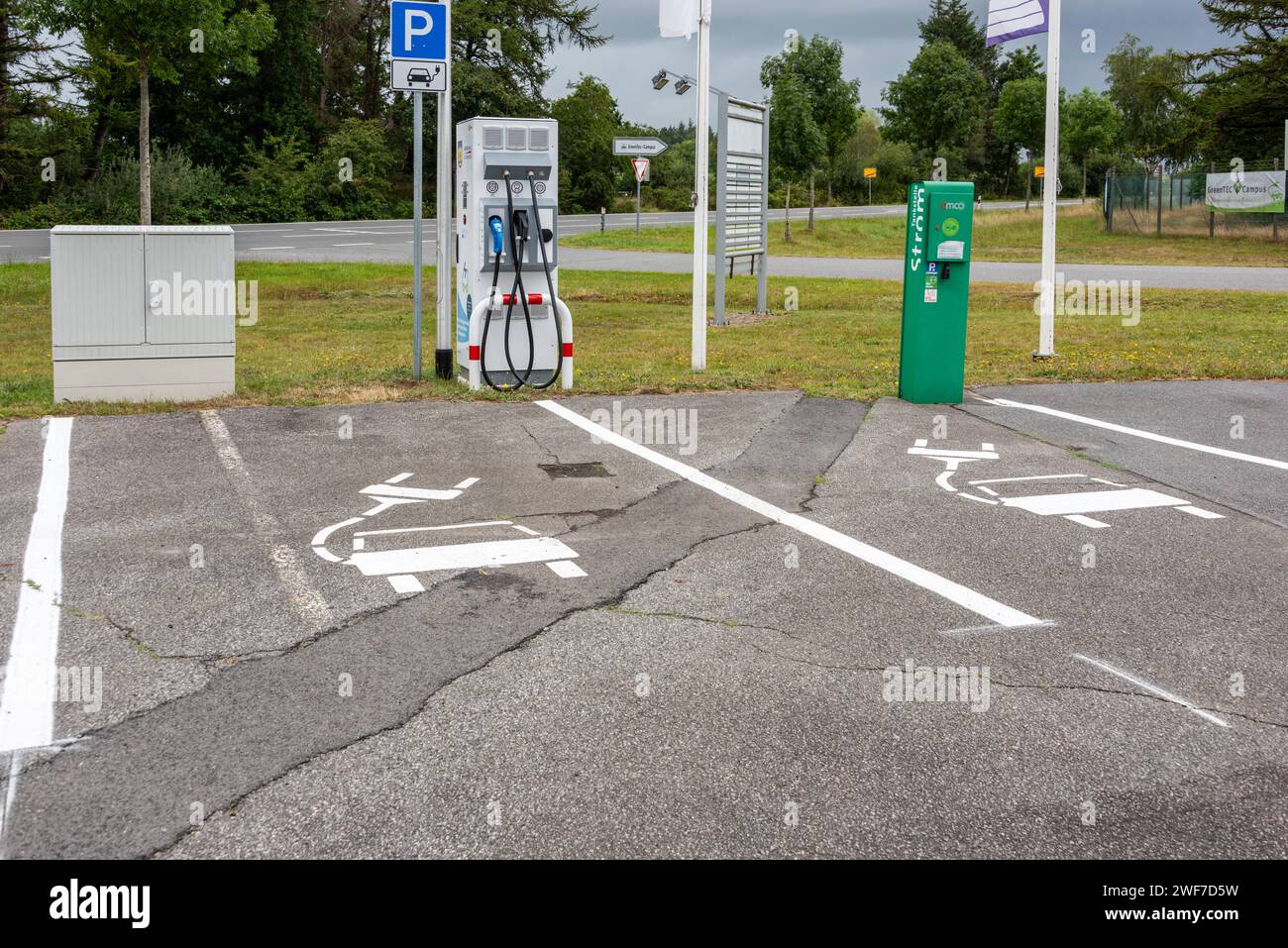 Elektro Ladesäule auf einem Großparkplatz für PKW *** elektrische Ladestation auf einem großen Parkplatz für Autos Stockfoto