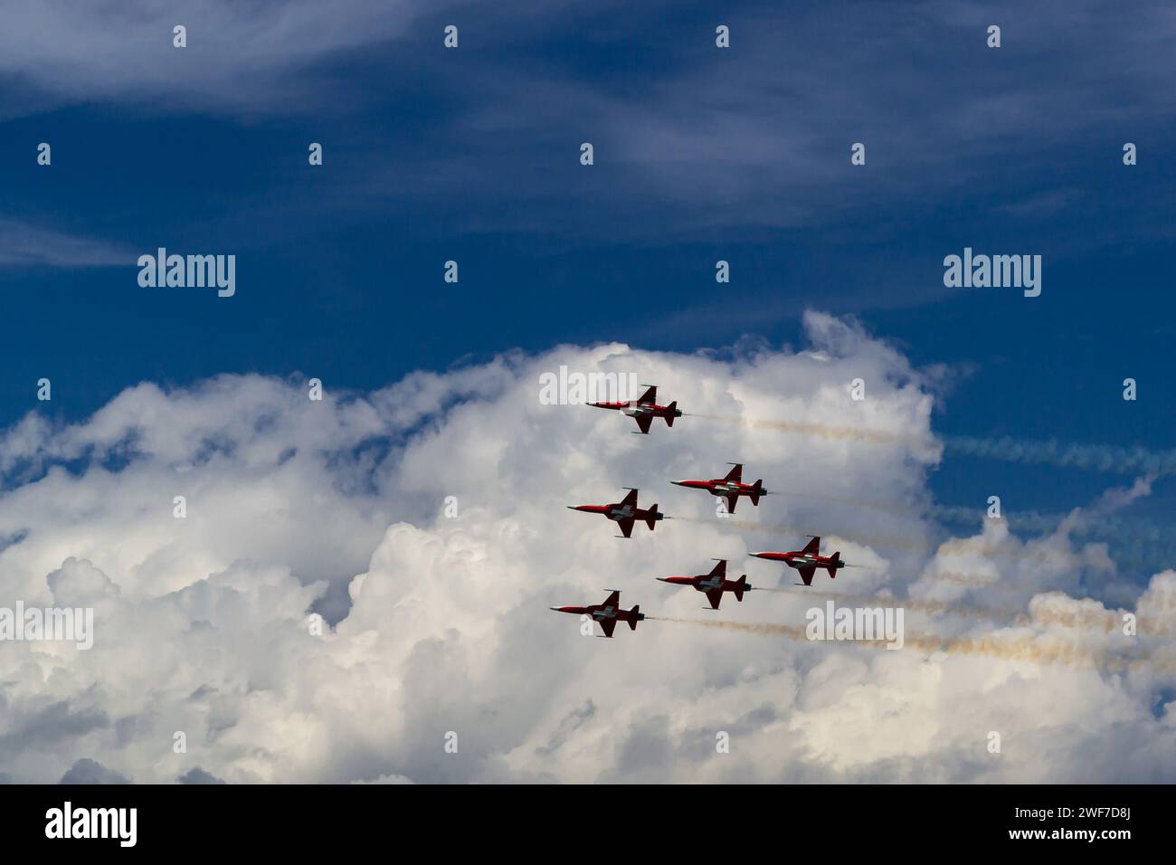 Sechs Schweizer Militärflugzeuge gegen einen blauen Himmel und weiße Wolken Stockfoto