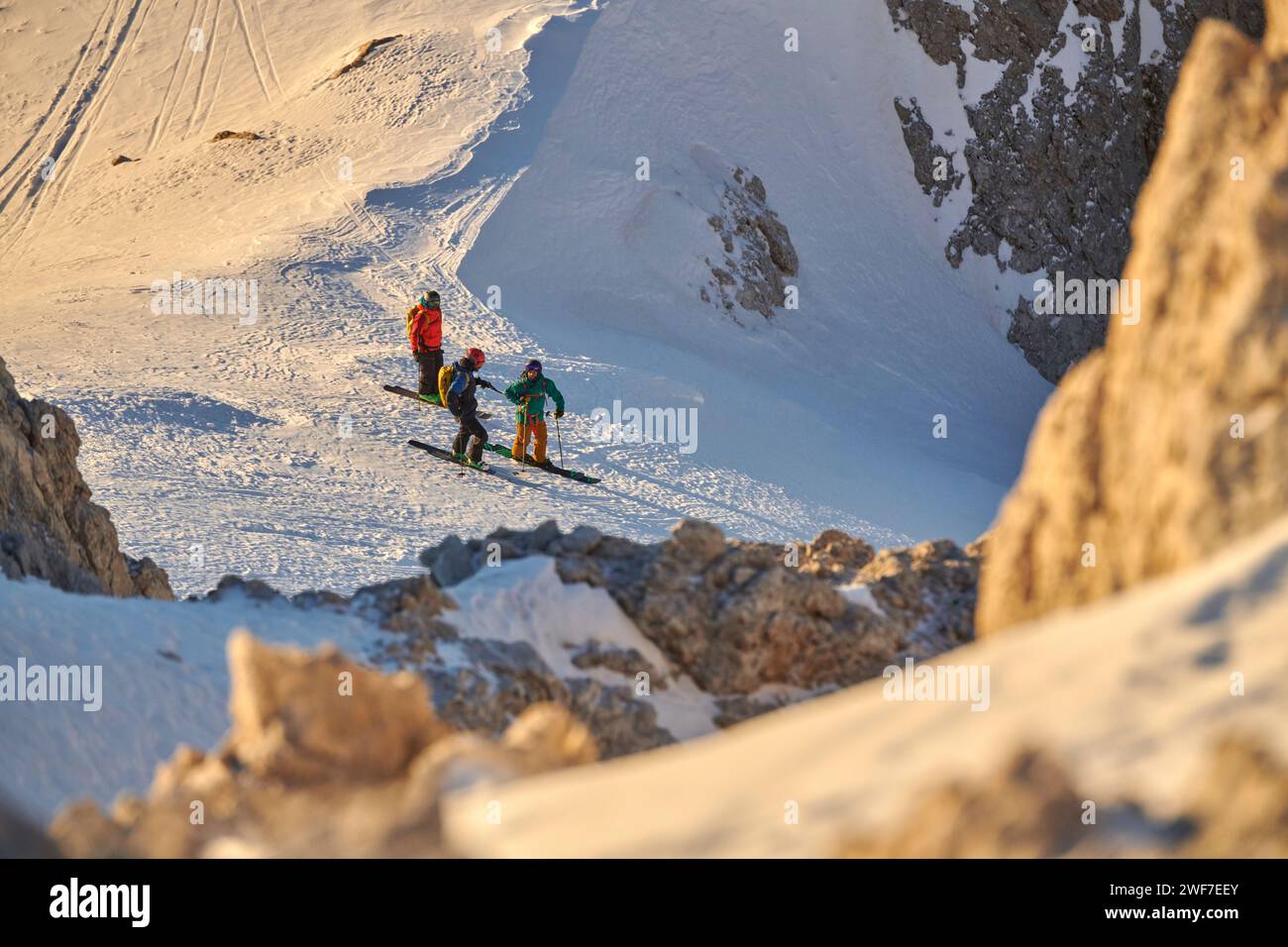 Freeride-Skifahren in Pale di San Martino bei Sonnenaufgang. Stockfoto