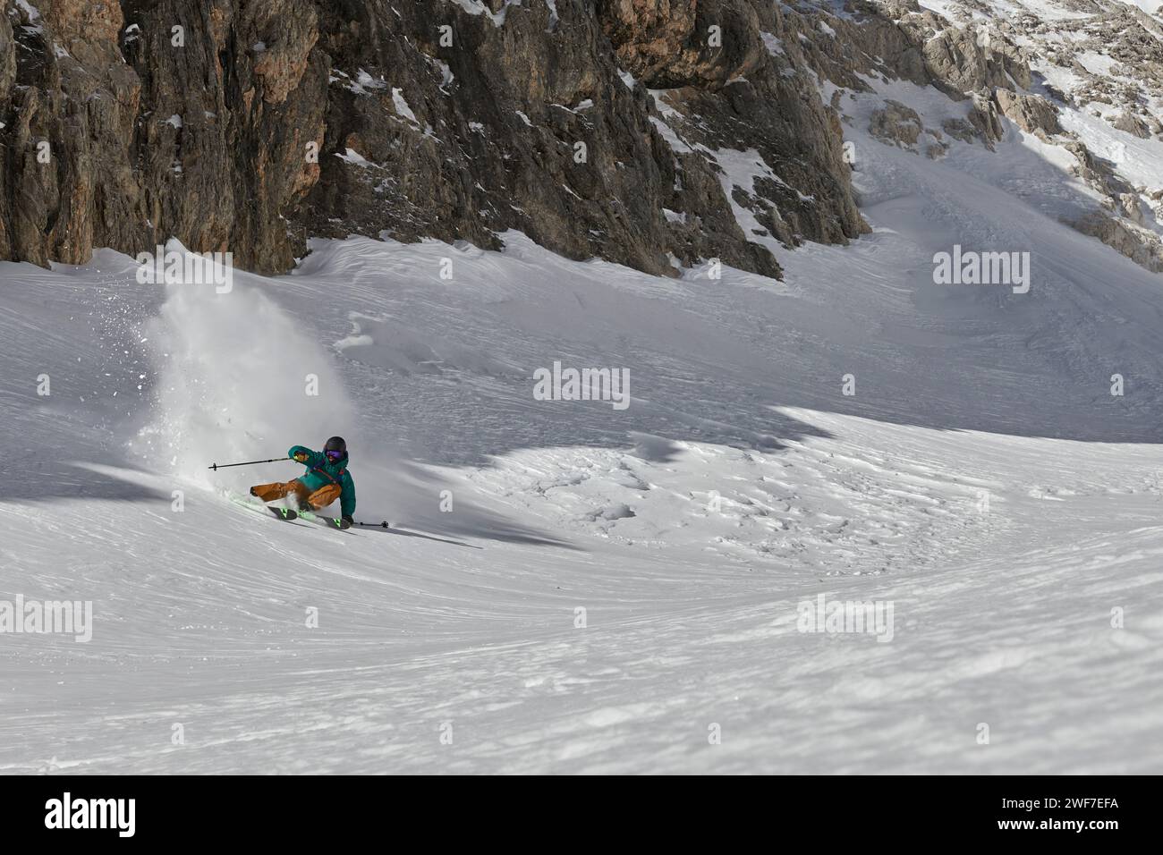 Freeride-Skifahren in Pale di San Martino bei Sonnenaufgang. Stockfoto