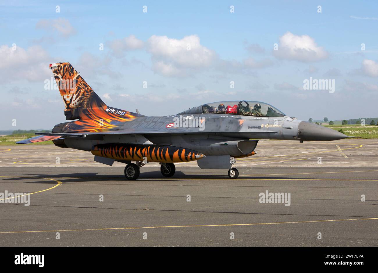 Ein Kampfflugzeug der türkischen Luftwaffe vom Typ Lockheed Martin F-16D Fighting Falcon. Ein Kampfflugzeug der türkischen Luftwaffe vom Typ Lockheed Martin F-16D Fighting Falcon in Tiger-Bemalung während der NATO-Luftwaffenübung NATO Tiger Meet 2011 auf der französischen Luftwaffenbasis Cambrai Base Aerienne 103. *** Ein türkisches Luftwaffenflugzeug Lockheed Martin F 16D Kampfflugzeuge Ein türkisches Luftwaffenflugzeug Lockheed Martin F 16D Kampfflugzeug in Tiger Lackierung während der NATO Luftwaffenübung NATO Tiger Meet 2011 auf der französischen Luftwaffenbasis Cambrai Base Aerienne 103 Stockfoto