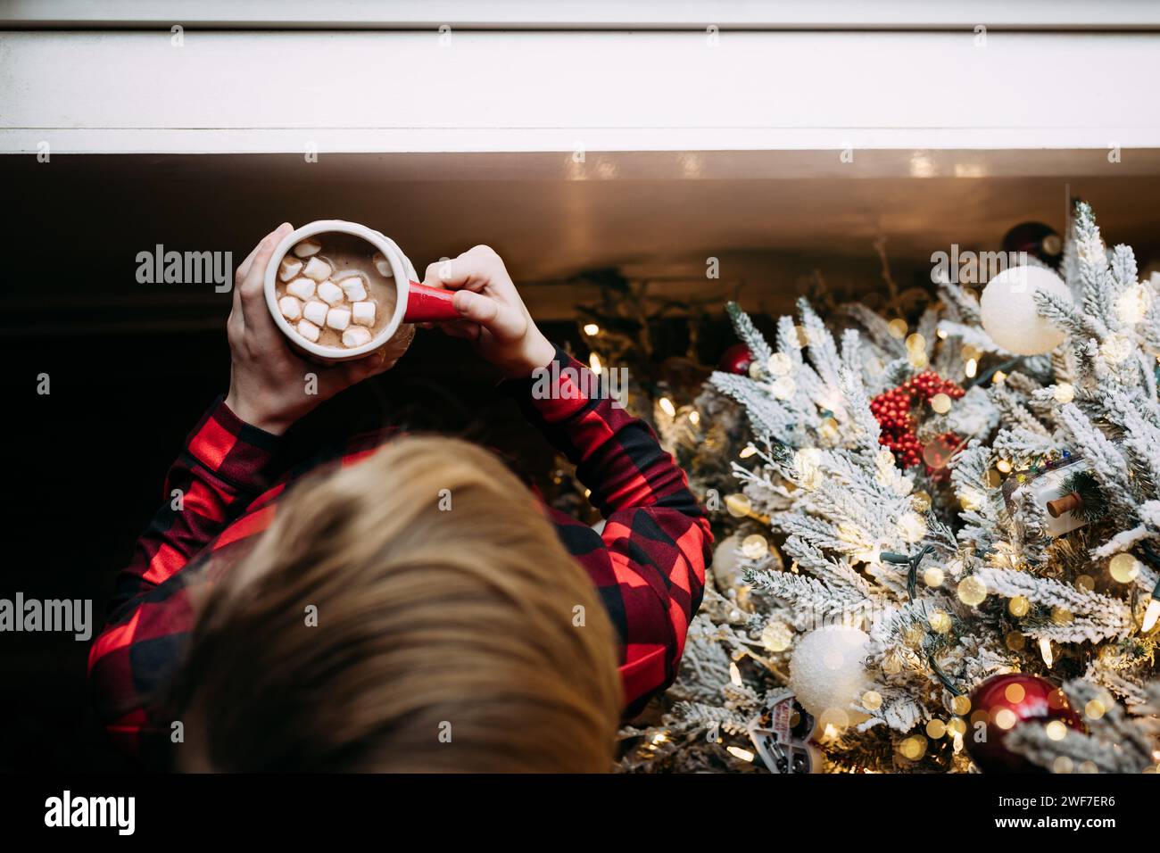 Blick von oben auf das Kind mit heißer Schokolade neben weihnachten t Stockfoto