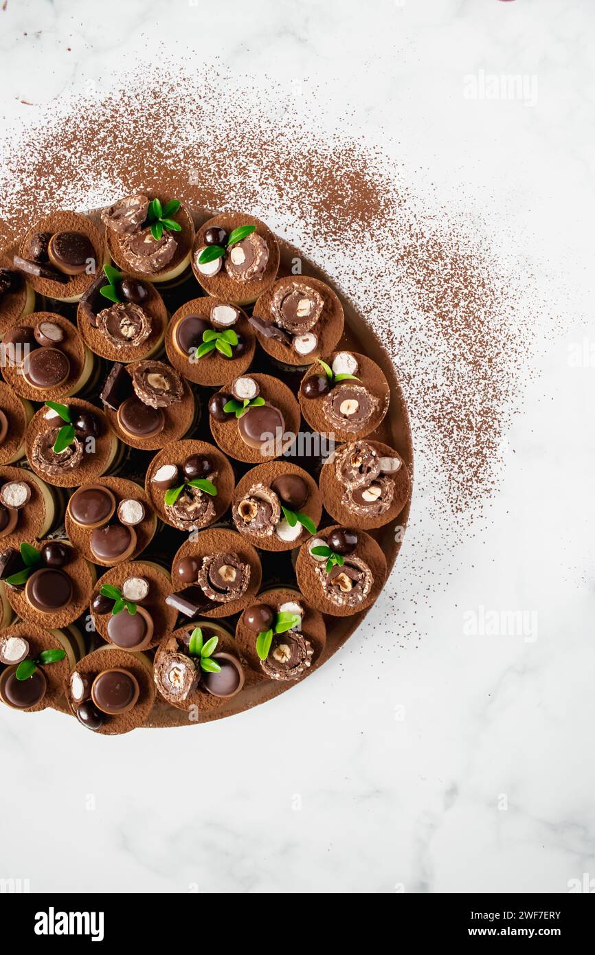 Ein Schuss Tiramisu-Dessert über der Decke auf einem Marmortisch Stockfoto