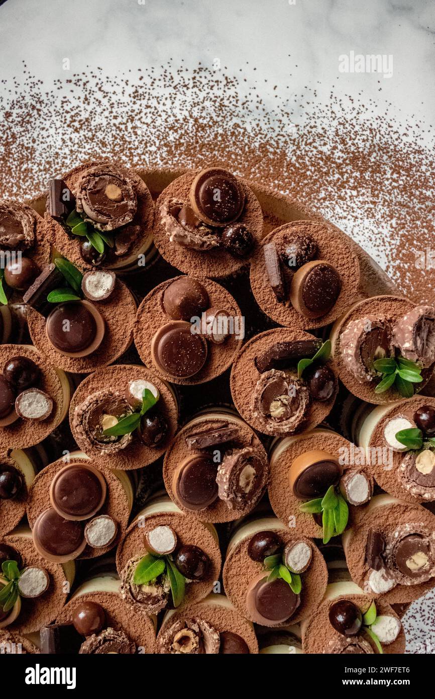 Ein Schuss Tiramisu-Dessert über der Decke Stockfoto