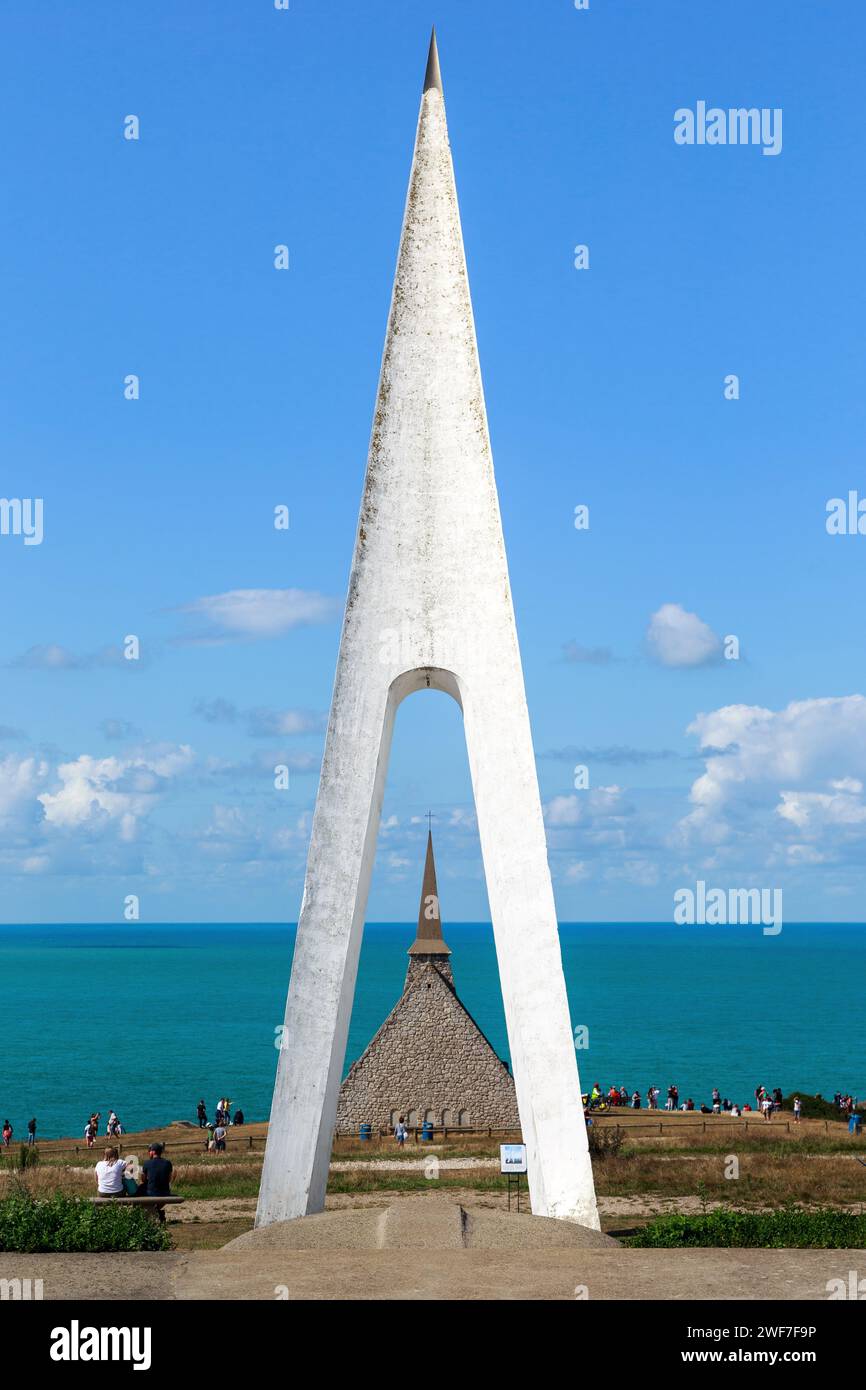 ETRETAT, FRANKREICH - 1. SEPTEMBER 2019: Dies ist ein Denkmal für die Piloten des Doppeldeckers White Bird, die beim Versuch starben, den ersten Nonstop-Flug zu machen Stockfoto