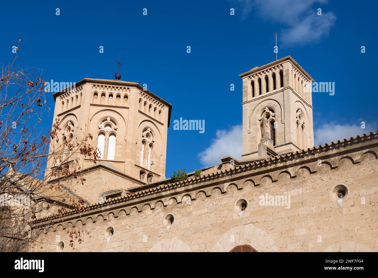 Dezember 2023 – Außenansicht der Kirche Saint Magi im Viertel Santa Catalina von Palma, Mallorca, Spanien. Die Kirche Saint Magi bietet eine Mischung aus Architektur Stockfoto