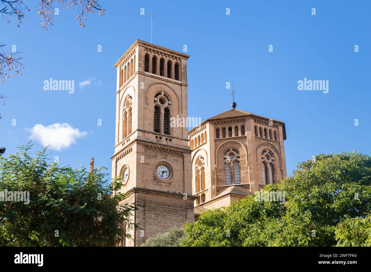 Dezember 2023 – Außenansicht der Kirche Saint Magi im Viertel Santa Catalina von Palma, Mallorca, Spanien. Die Kirche Saint Magi bietet eine Mischung aus Architektur Stockfoto