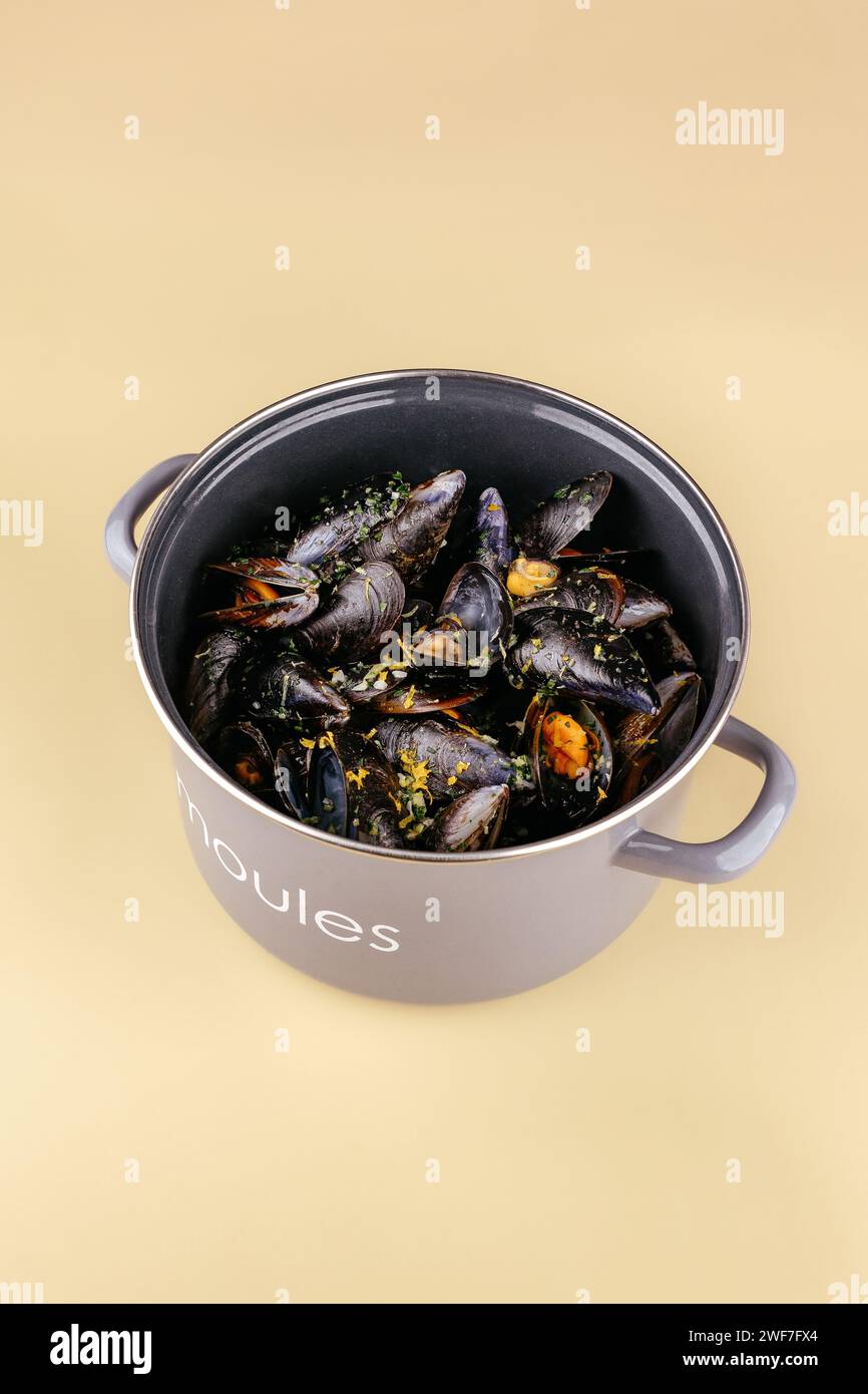 Muscheln mit Knoblauchsoße und Zitrone in einem Topf Stockfoto