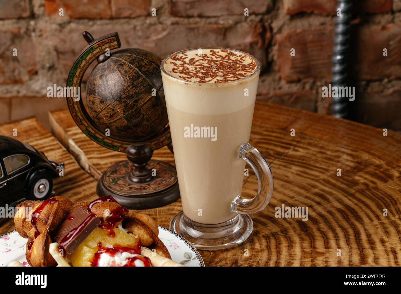 Latte-Kaffee in einer großen Glasschale Stockfoto