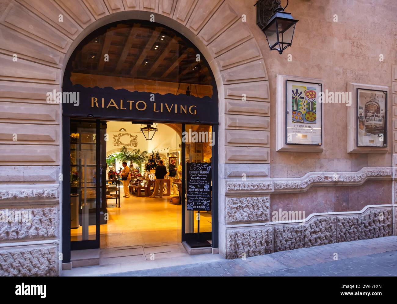 Dezember 2023 - Außenansicht des Luxusgeschäfts Rialto Living, Palma, Mallorca. Stockfoto