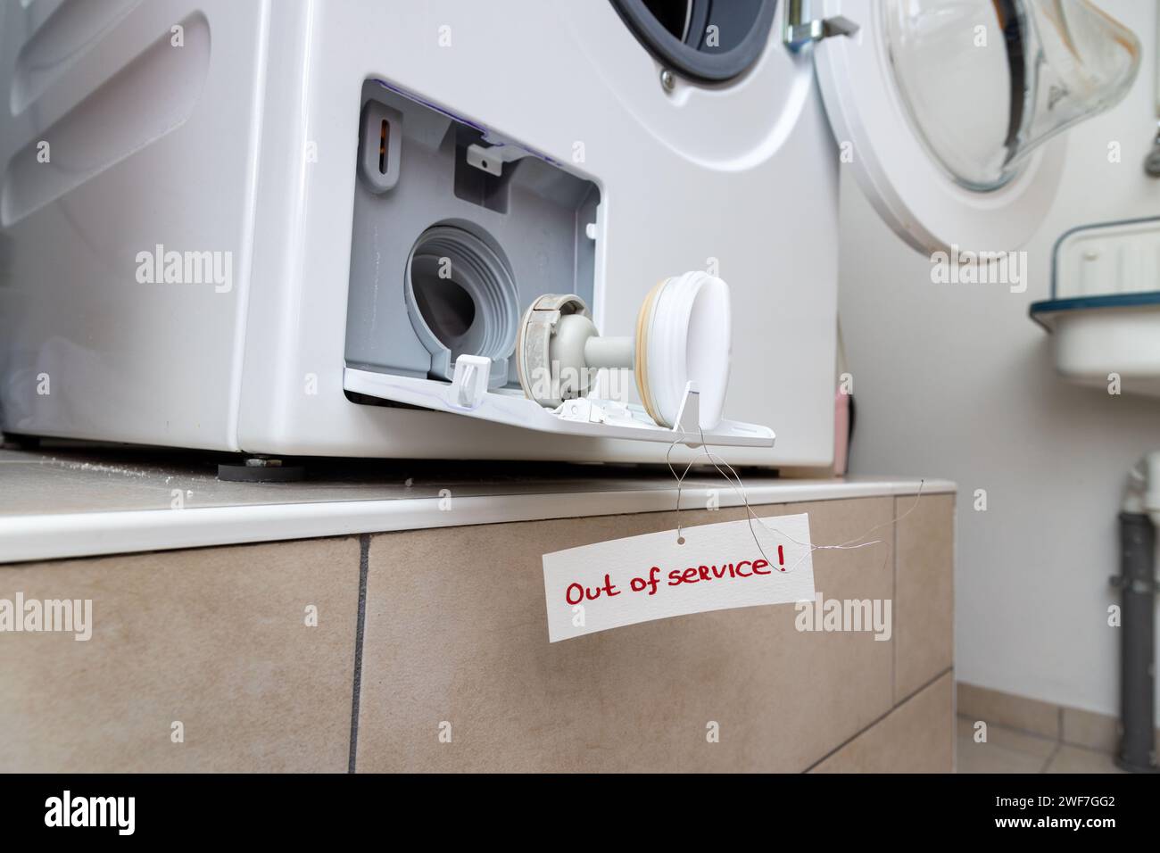 Waschmaschinenfilter mit Meldung „außer Betrieb“ Stockfoto