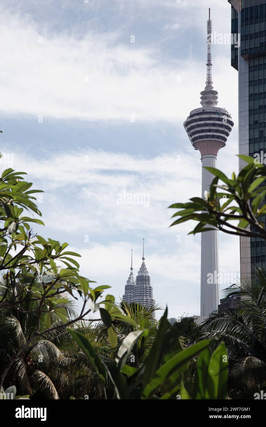 Menara- und Petronas-Turm vom Park aus gesehen Stockfoto