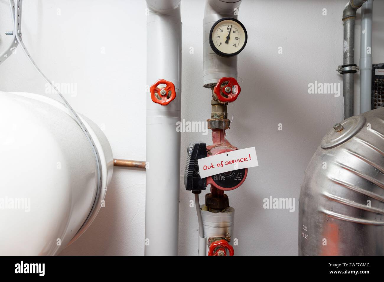 Warmwasserleitungen im Haus mit der Meldung „außer Betrieb“ Stockfoto