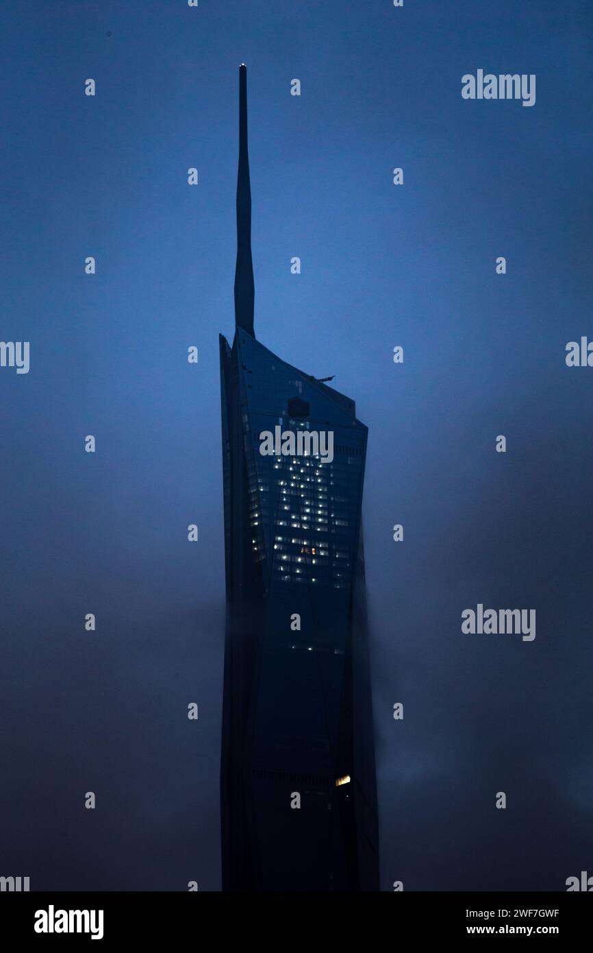 Oben auf dem Turm Merdeka 108 während des bewölkten morgens Stockfoto