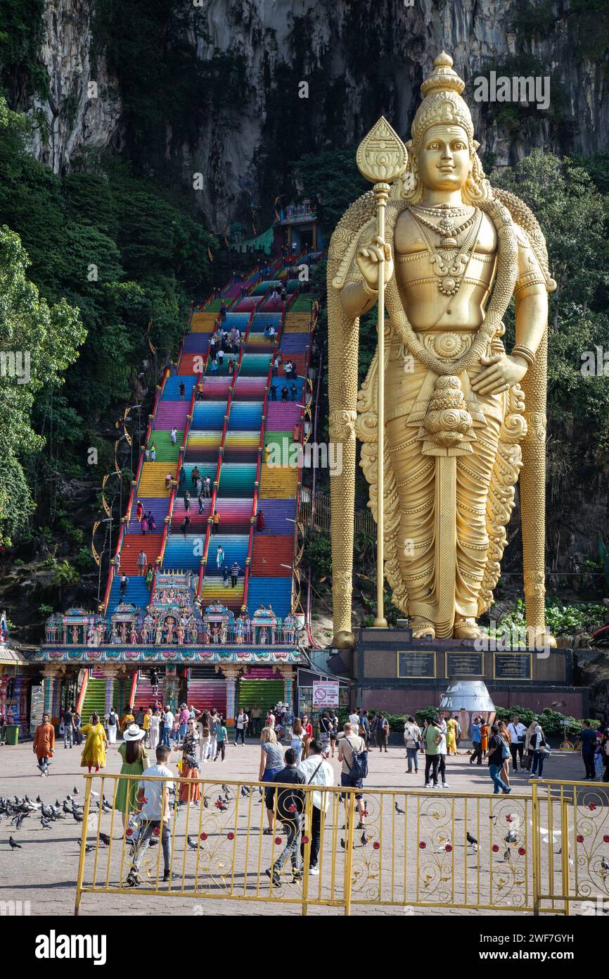 Berühmte Treppe des Batu Caves Schreins während des geschäftigen Tages. Stockfoto
