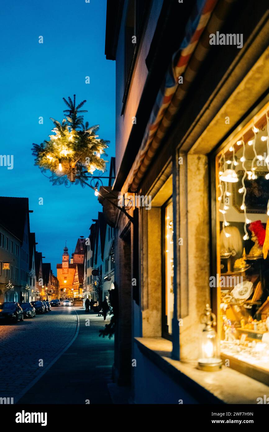 Malerische Straße in Deutschland, blaue Stunde, Lichter sind an Stockfoto