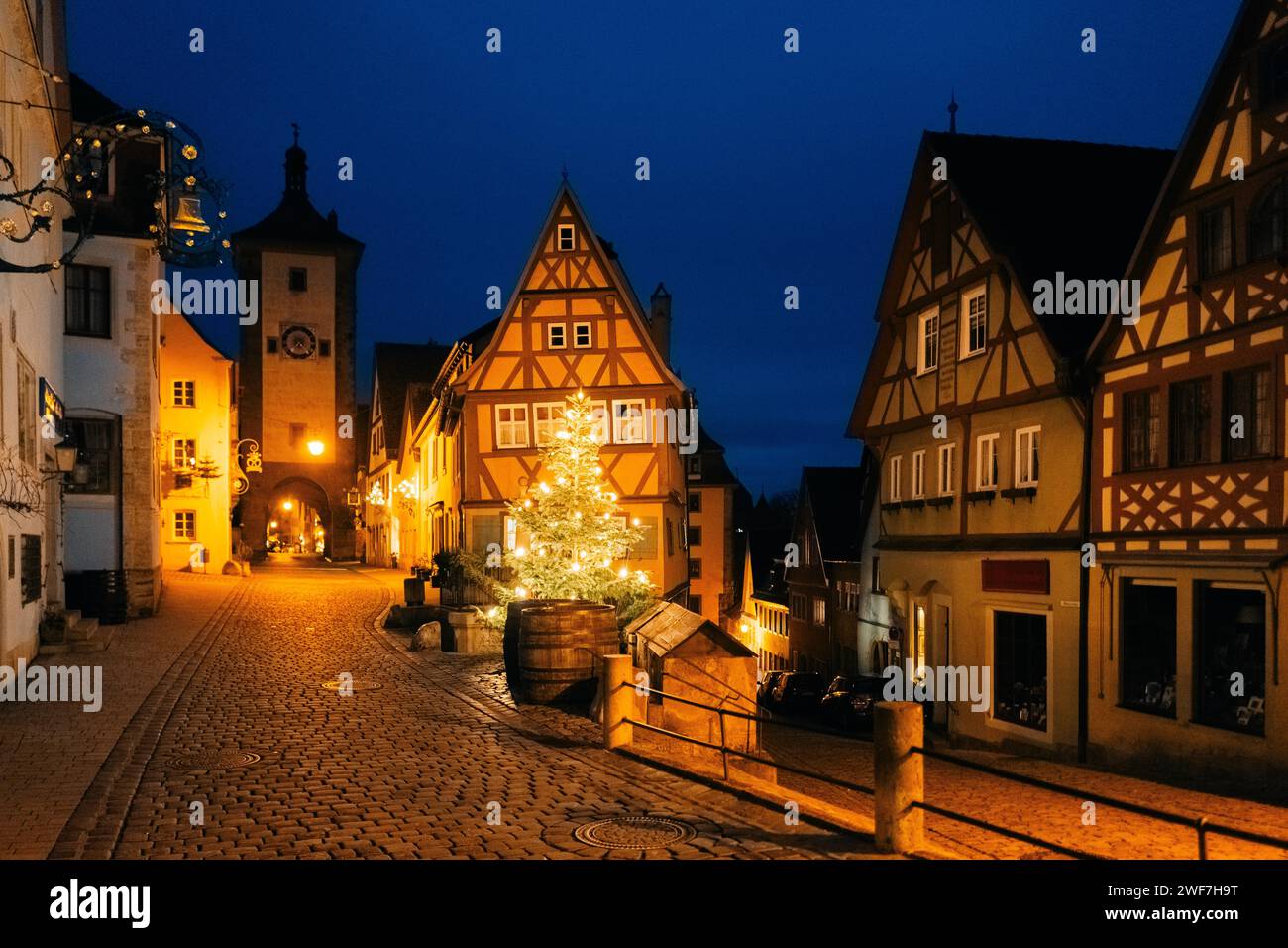 Beliebte Straße in Deutschland, blaue Stunde, Lichter sind an Stockfoto