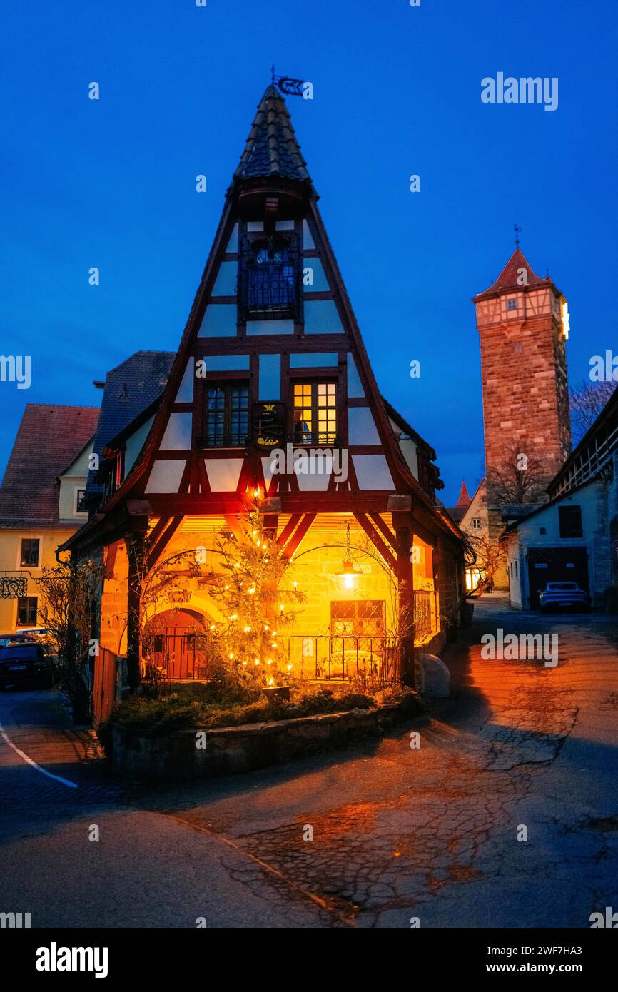 Malerisches Haus in Deutschland, blaue Stunde, Laternen brennen Stockfoto