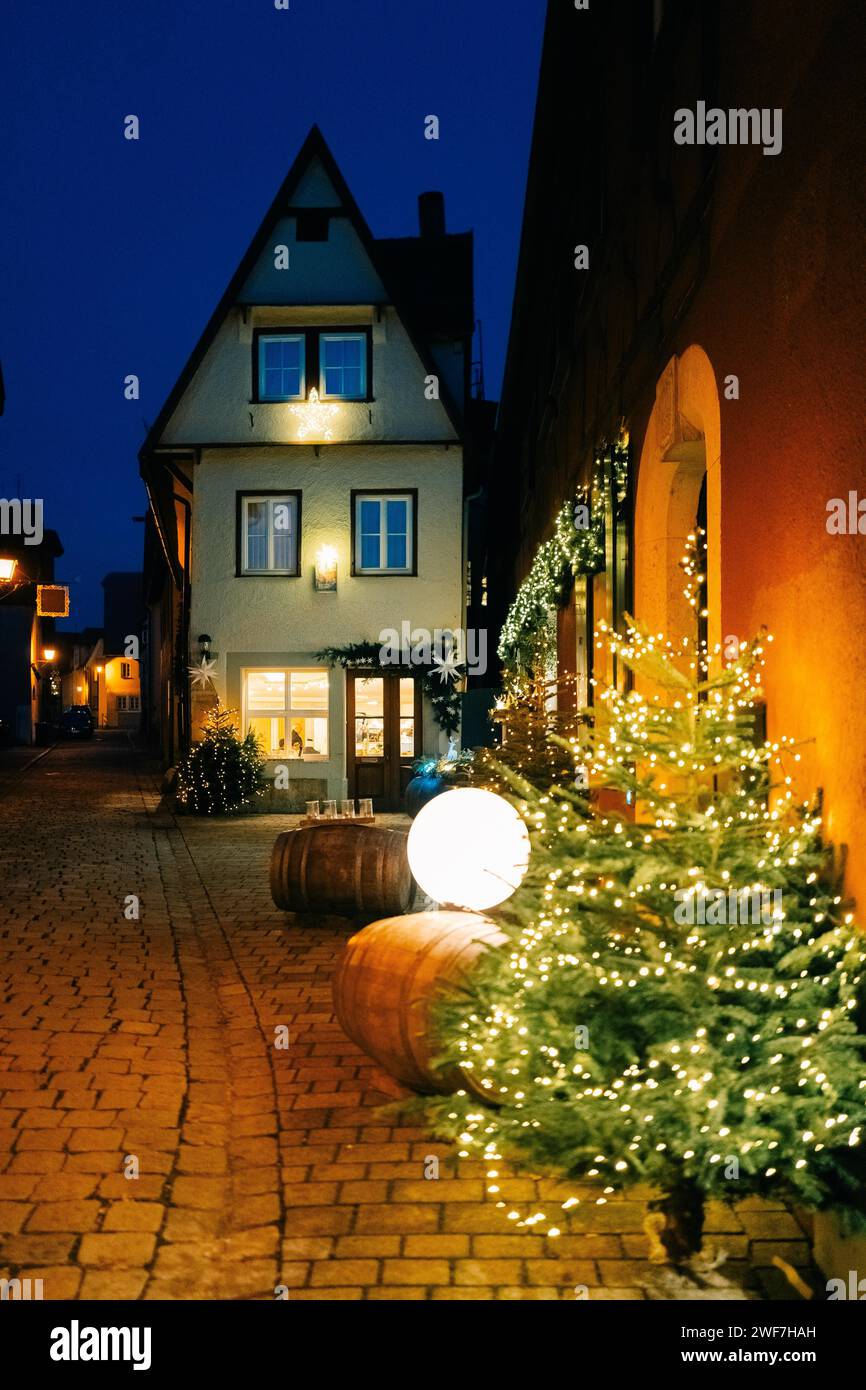 Malerisches Haus in Deutschland, blaue Stunde, Lichter sind an Stockfoto
