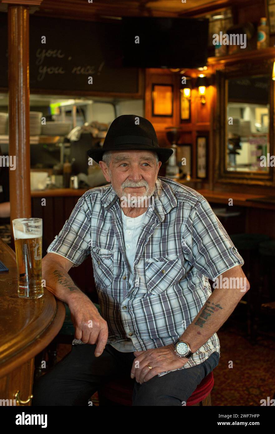 Mann mittleren Alters, trinken einen Pint Bier in einem pub Stockfoto