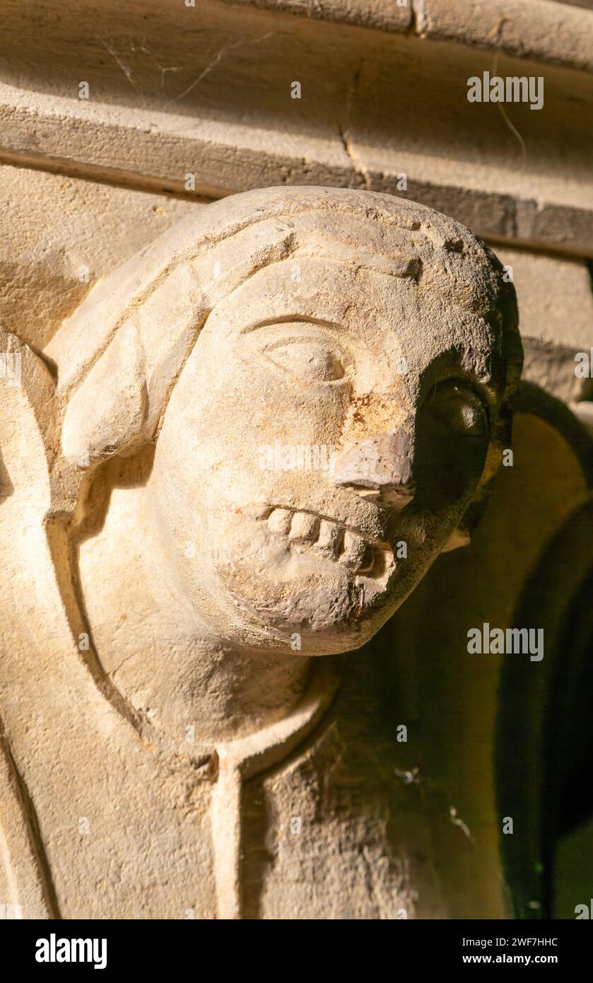Gemeißelter Steinkopf und Gesicht in der Kirche Saint Michael, Little Bedwyn, Wiltshire, England, Großbritannien Stockfoto