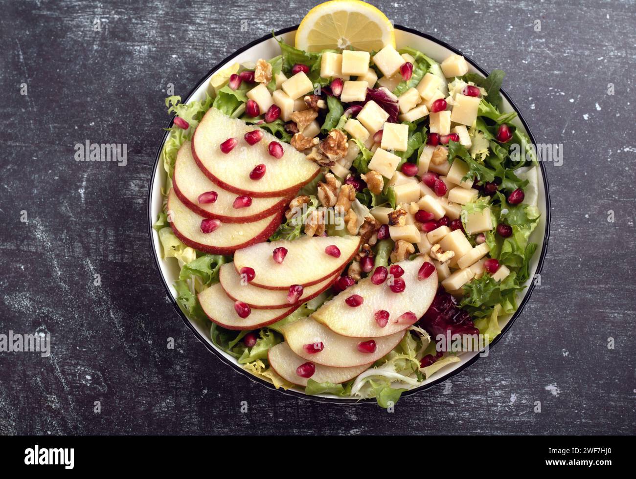 Foto: Salat, Vitamine, Apfel, Käse, Gemüse und Granatapfel Stockfoto