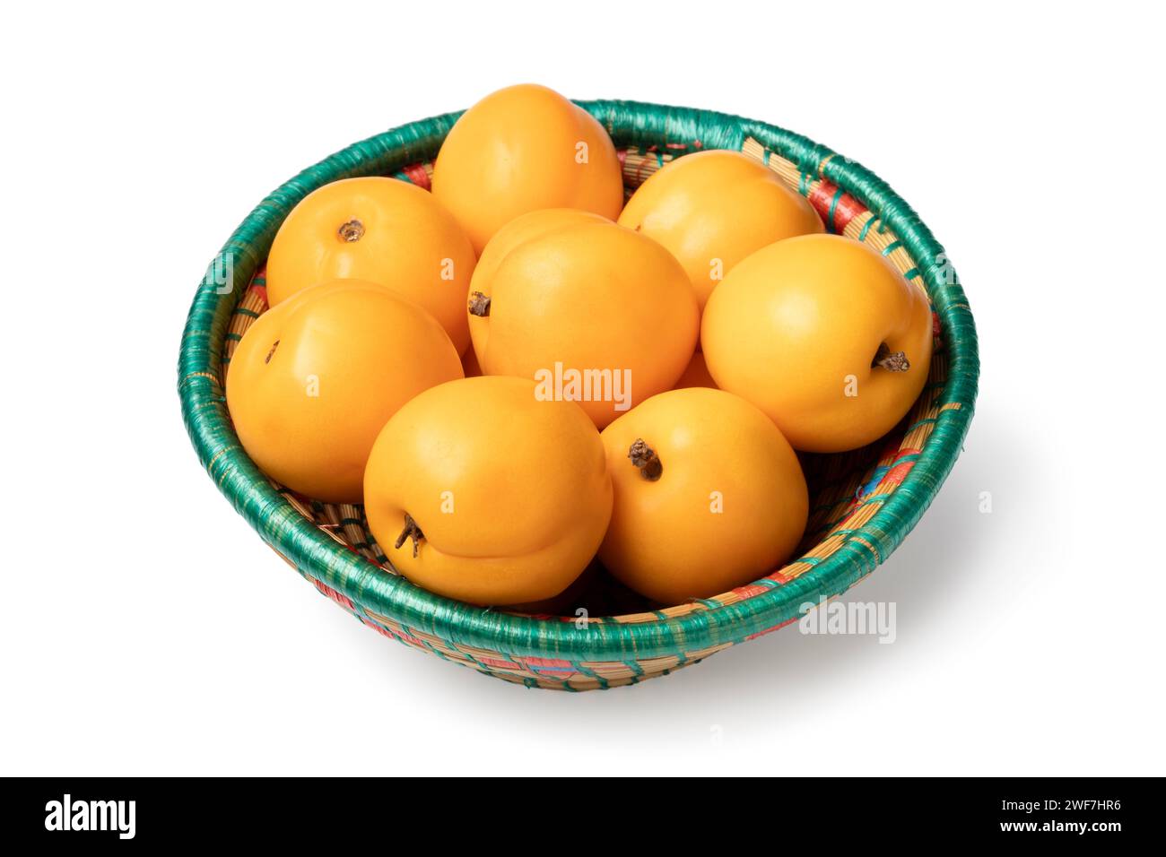 Frische reife gesunde Nektarcot Frucht in einem Korb Nahaufnahme isoliert auf weißem Hintergrund Stockfoto
