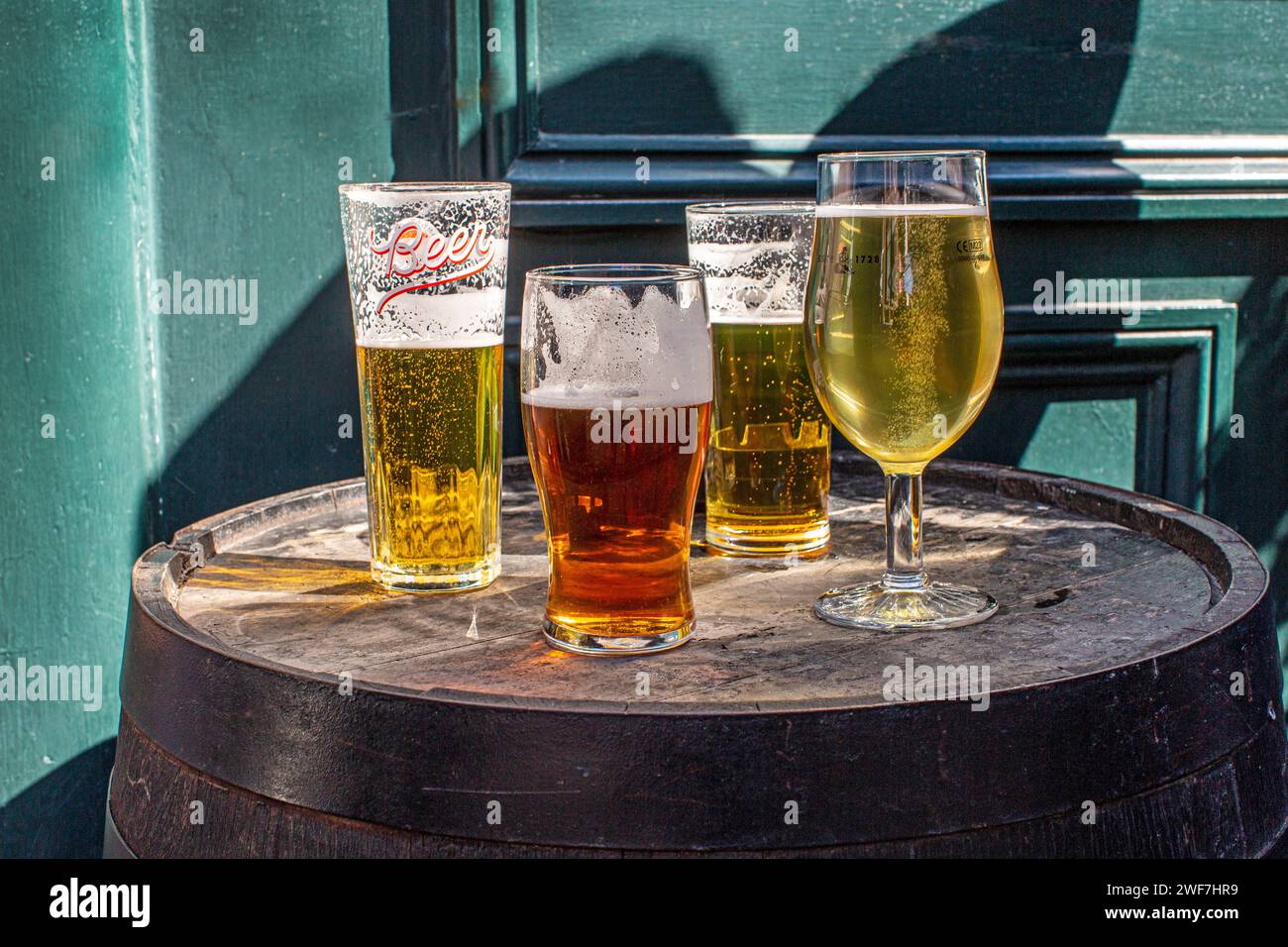 Gläser leckeres frisches Bier auf einem Holztisch Stockfoto