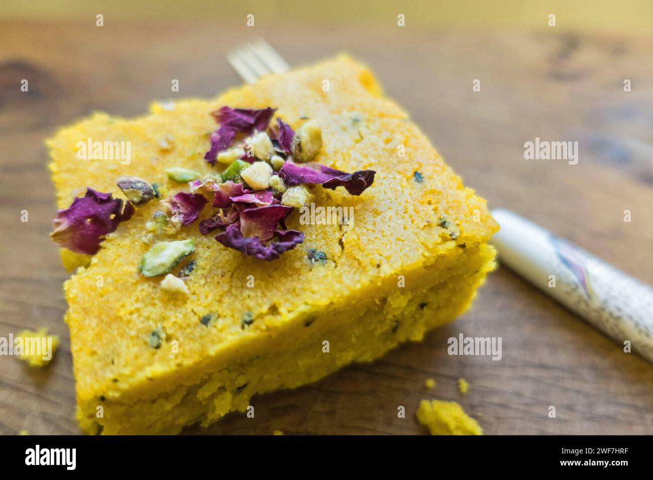 Sfouf (libanesischer Kurkuma-Kuchen) mit Grießmehl zubereitet und mit Kurkuma gewürzt. Stockfoto