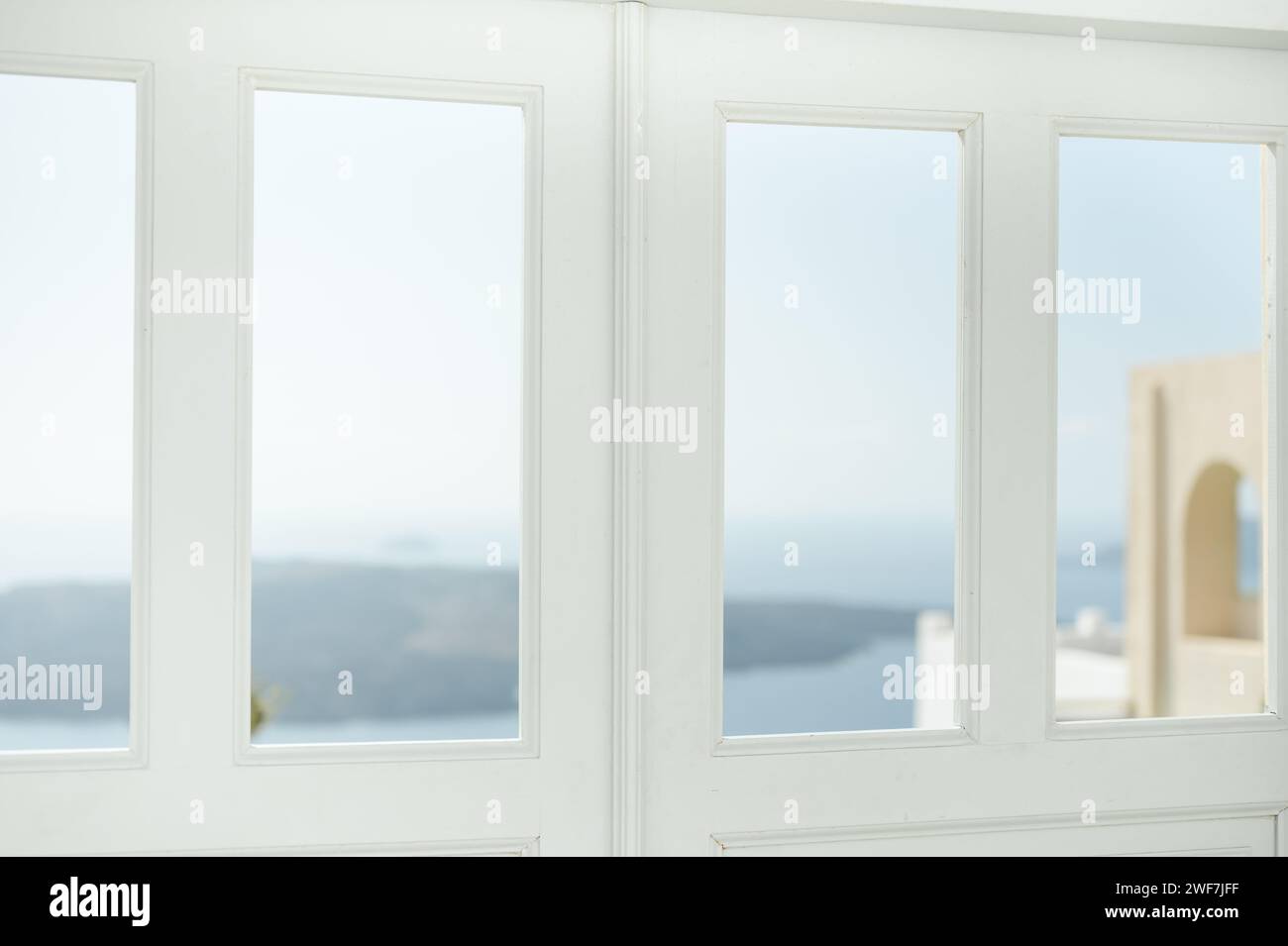 Blick auf die Ägäis von Santorin durch Fenster in der Tür Stockfoto