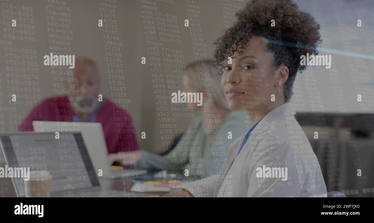 Bild von der Verarbeitung von Finanzdaten über verschiedene Geschäftsleute im Büro Stockfoto