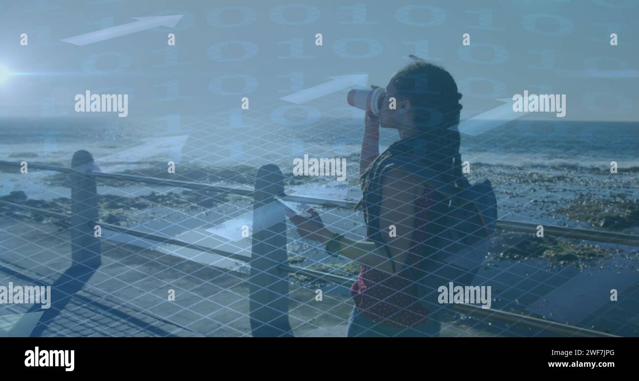 Bild von der Verarbeitung binärer Daten über Frau, die mit dem Smartphone läuft und am Meer trainiert Stockfoto