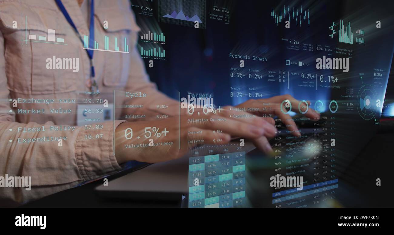 Bild der Datenverarbeitung über kaukasischen Geschäftsmann am Computer im Büro Stockfoto