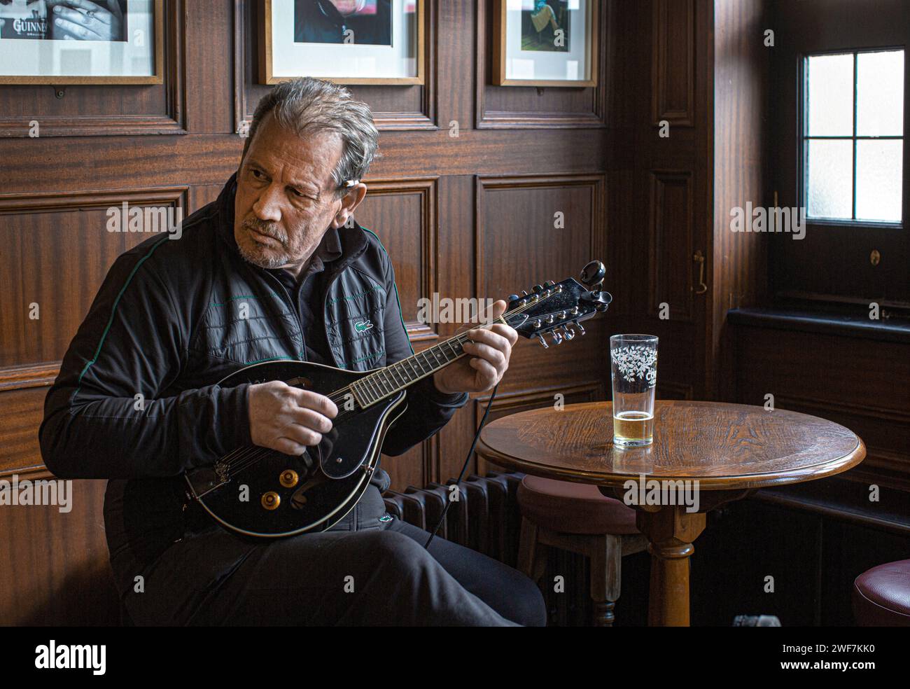 Ein Mann spielt Mandoline im irischen Pub The Auld Shillelag in Stoke Newingtion, London, Großbritannien. Stockfoto
