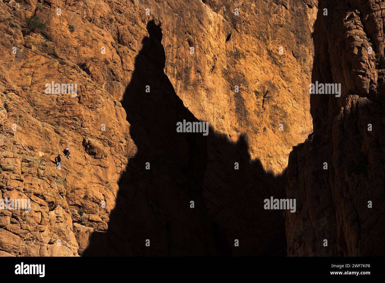 Kletterer aus Europa auf Abenteuerurlaub in der Dades-Schlucht, Marokko Stockfoto