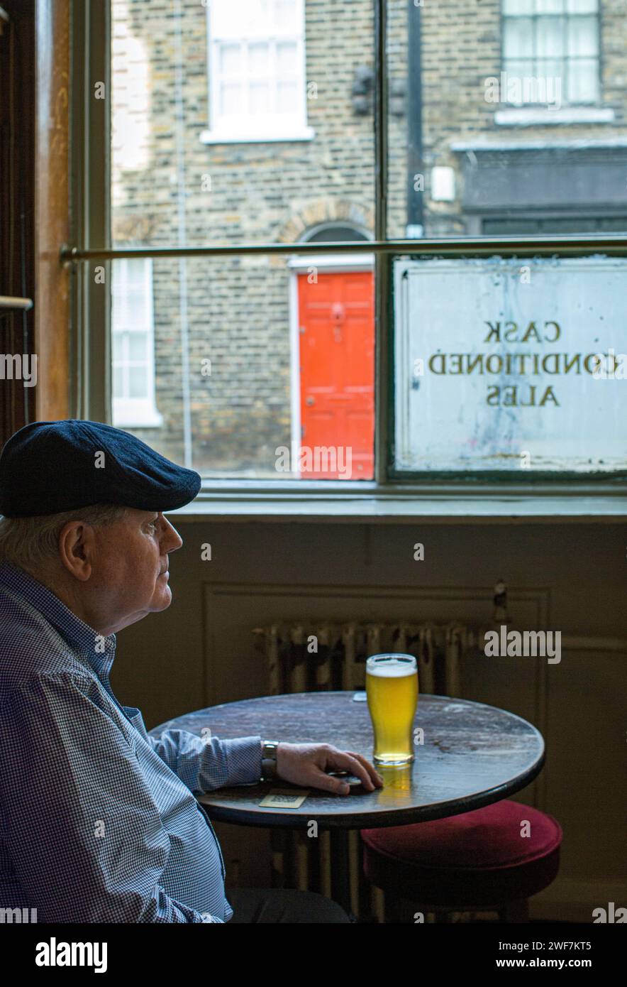 Mann sitzt im Kings Arms Pub in der Roupell Street, London, Großbritannien. Stockfoto