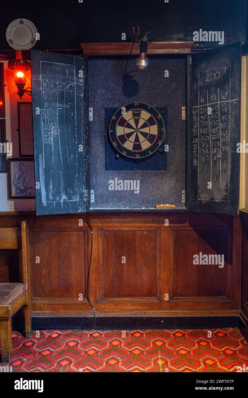 The Palm Tree Pub Dartboard Cabinet, London, UK Stockfoto