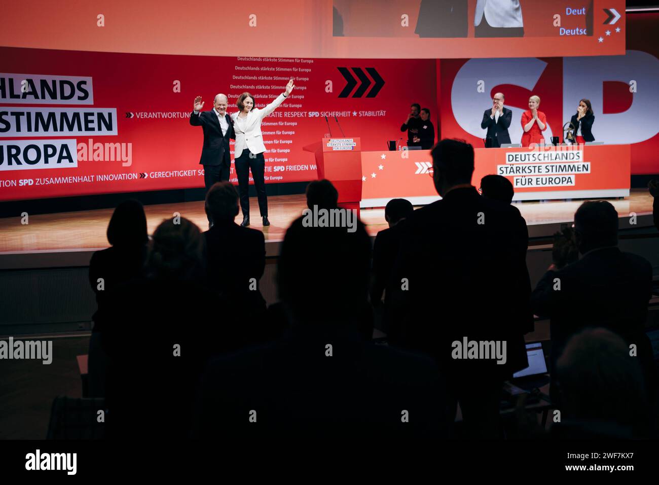 Katarina Barley, und Bundeskanzler Olaf Scholz aufgenommen im Rahmen der Europadelegiertenkonferenz der Sozialdemokratischen Partei Deutschlands in Berlin, 28.01.2024. Berlin Deutschland *** Katarina Barley und Bundeskanzler Olaf Scholz wurden auf der Europäischen Delegiertenkonferenz der Sozialdemokratischen Partei Deutschlands in Berlin, 28 01 2024 Berlin Deutschland urheberrechtlich geschützt Stockfoto