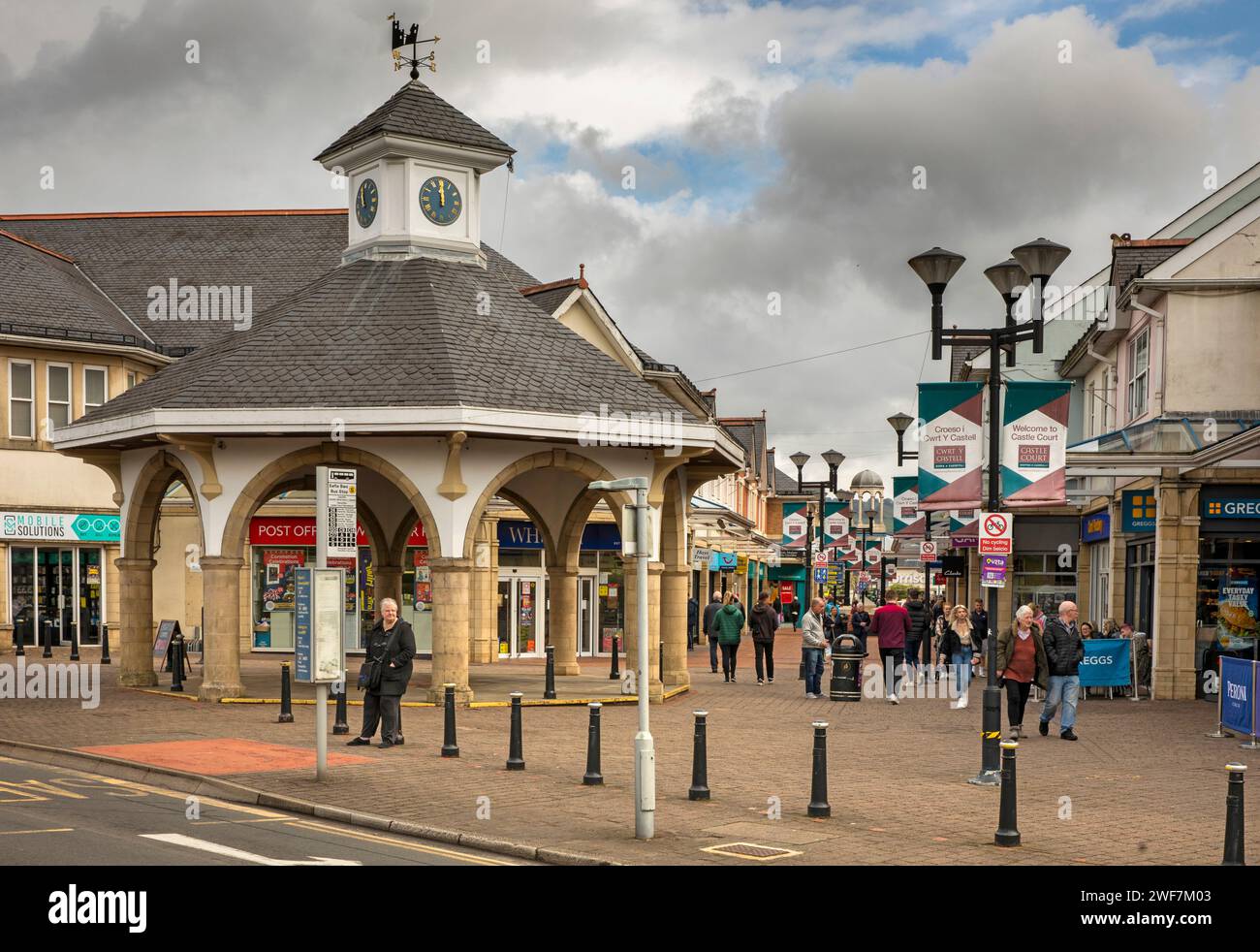 Wales, Glamorgan, Caerphilly, Castle Court Einkaufszentrum mit achteckigem Unterschlupf Stockfoto
