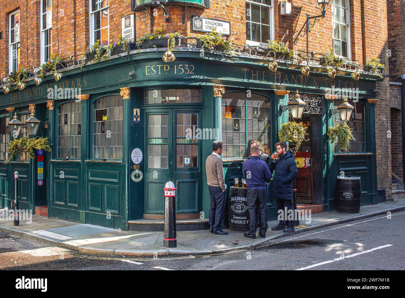 Leute trinken vor dem Pub The Hand and Shears in London, Großbritannien Stockfoto
