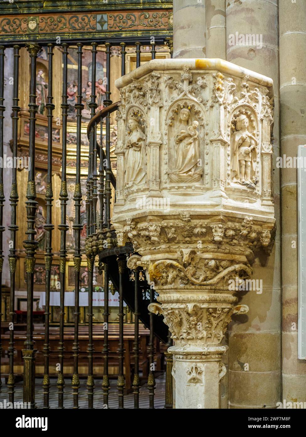 Die Kanzel des Briefes mit dem Hauptaltar der Kathedrale von Sigüenza im Hintergrund. Guadalajara, Castilla la Mancha, Spanien. Stockfoto