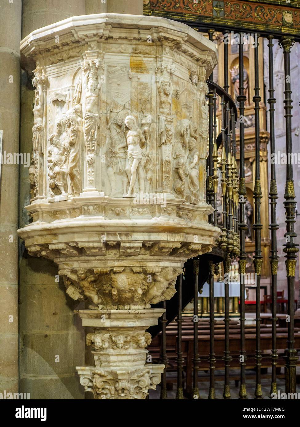 Kanzel auf der Seite des Evangeliums mit dem Hauptaltar der Kathedrale von Sigüenza im Hintergrund. Guadalajara, Castilla la Mancha, Spanien. Stockfoto