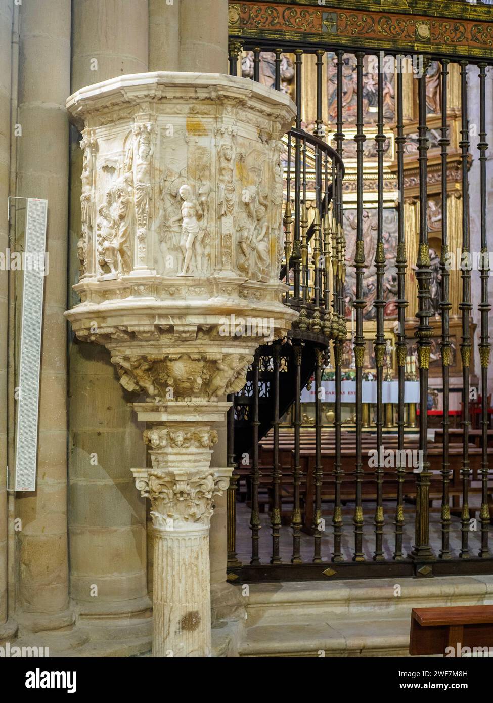 Kanzel auf der Seite des Evangeliums mit dem Hauptaltar der Kathedrale von Sigüenza im Hintergrund. Guadalajara, Castilla la Mancha, Spanien. Stockfoto